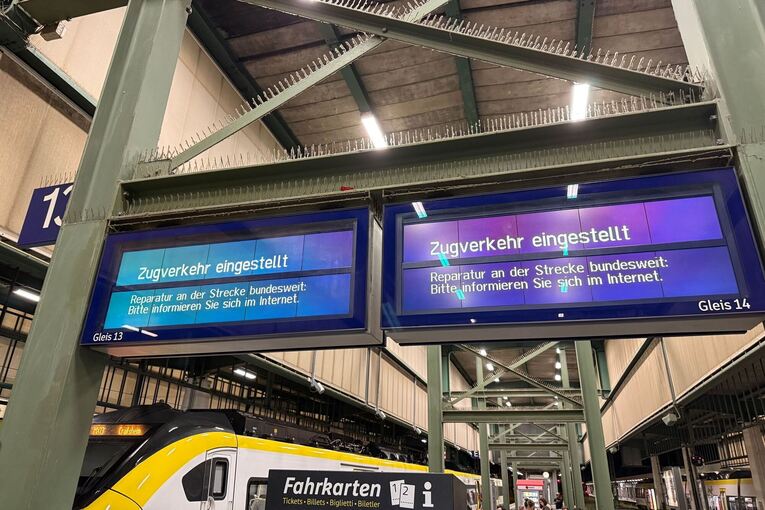 Bahnverkehr wegen Funkstörung bundesweit eingestellt Bahnverkehr wegen Funkstörung bundesweit eingestellt