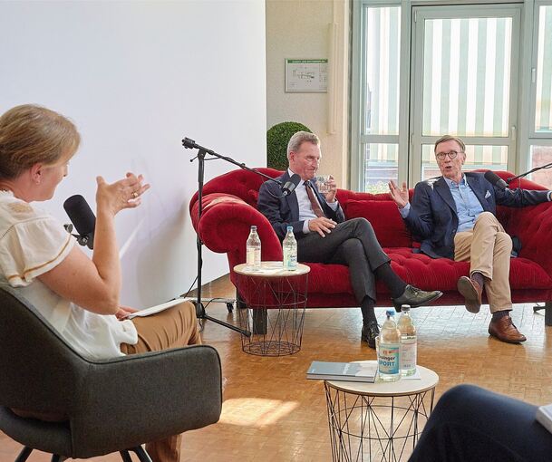 Günther Oettinger und Matthias Wissmann (rechts) im Gespräch mit Ulrike Trampus. Günther Oettinger und Matthias Wissmann (rechts) im Gespräch mit Ulrike Trampus.