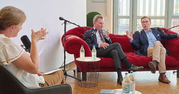 Günther Oettinger und Matthias Wissmann (rechts) im Gespräch mit Ulrike Trampus.