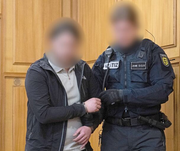 Der angeklagte Schütze wird zum Prozessauftakt wegen versuchten Mordes in den Saal des Heilbronner Landgerichts gebracht.