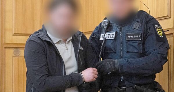 Der angeklagte Schütze wird zum Prozessauftakt wegen versuchten Mordes in den Saal des Heilbronner Landgerichts gebracht.