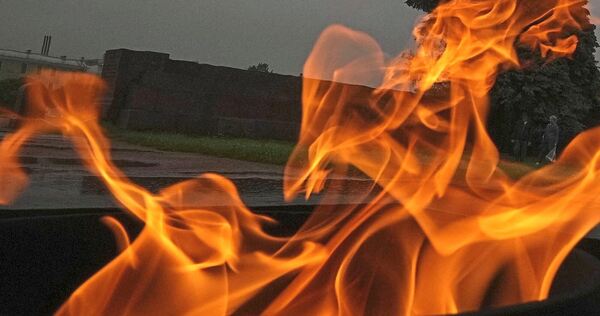 Züngelnde Flammen.