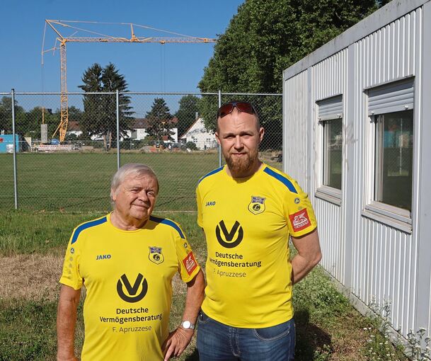 Die SpVgg Schlösslesfeld ist der Baustelle gewichen, jetzt verschwindet auch der Container. Ralf Kußmaul (links) und Marco Griebenow sind enttäuscht.