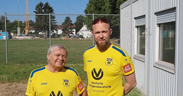 Die SpVgg Schlösslesfeld ist der Baustelle gewichen, jetzt verschwindet auch der Container. Ralf Kußmaul (links) und Marco Griebenow sind enttäuscht.