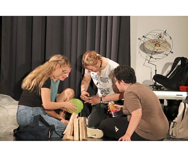 Die Schülerinnen und Schüler haben Modelle von Globen dabei, die sie für den Unterricht vorbereitet haben.