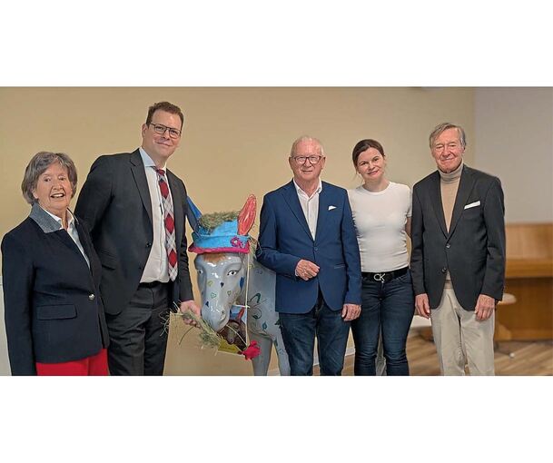 Große Freude über die Eseltaufe (von links): Arnegunde Bärlin, Magnus Hanzel, Geschäftsführer Karl-Schaude-Stiftung, Ortsvorsteher Friedrich Link, Nicole Brosig, Leiterin soziale Betreuung, und Hartmut Braun, Vorstandsvorsitzender der Karl-Schaude-St