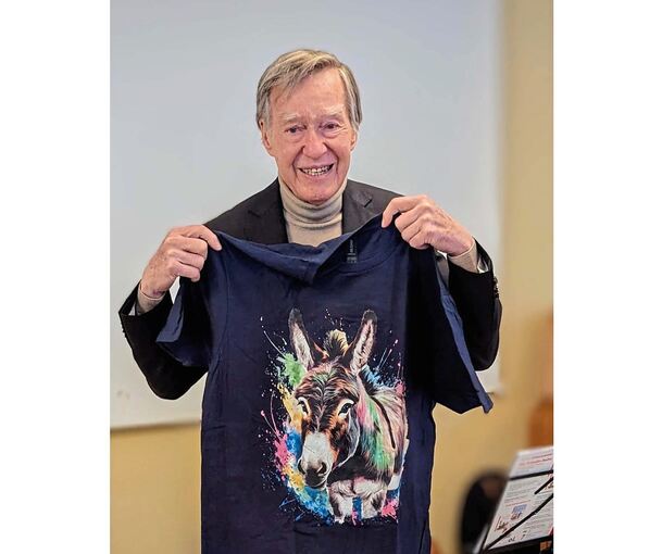 Hartmut Braun, Vorstandsvorsitzender der Karl-Schaude-Stiftung, präsentiert das Esel-T-Shirt.
