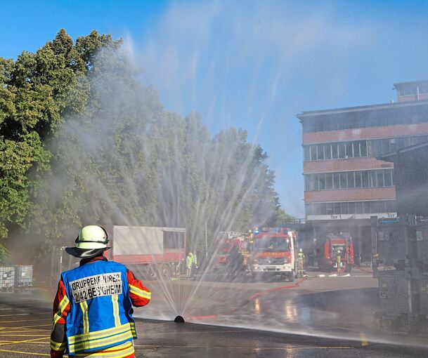 Hydroschild: Die Wasserbarriere wurde zwischen den Gebäuden aufgebaut, um benachbarte Bereiche vor der enormen Hitzestrahlung zu schützen.