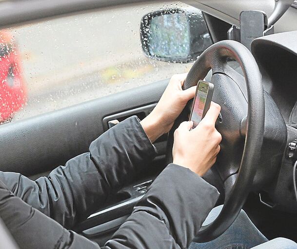 Auto, Mobiltelefon und Führerschein weg: Ein 18-Jähriger hat einen Unfall gebaut.