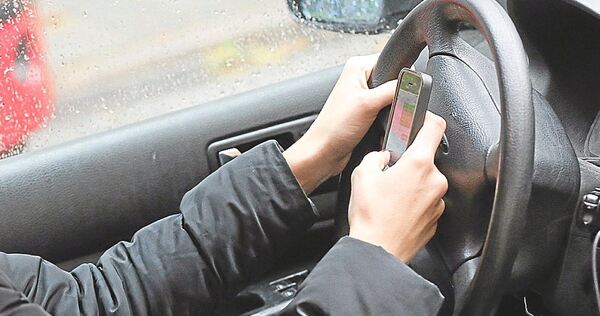 Auto, Mobiltelefon und Führerschein weg: Ein 18-Jähriger hat einen Unfall gebaut.