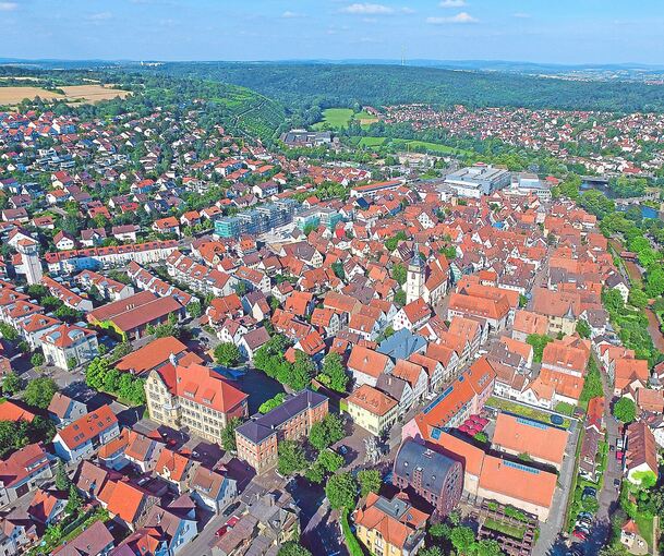 Blick auf Bietigheim: Am Kronenplatz, auf Höhe des Volksbank-Gebäudes sowie an der Zufahrt von der Hillerstraße in die obere Hauptstraße werden in den kommenden Tagen Poller installiert.