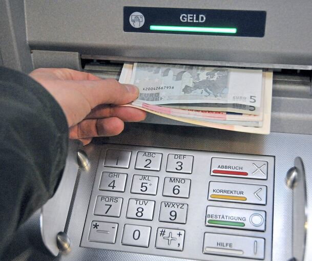 In der Bachstraße hebt die Betrügerin Geld ab.