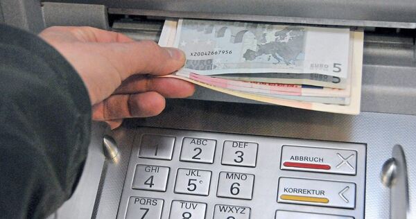 In der Bachstraße hebt die Betrügerin Geld ab.