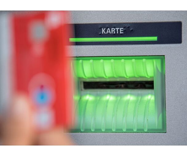 Falscher Bankmitarbeiter: Der Angeklagte hat von insgesamt 18 Opfern Bankkarten abgezockt und mit deren PIN Geld abgehoben.