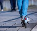 Ein 14-jähriger E-Scooter-Fahrer verletzt sich.