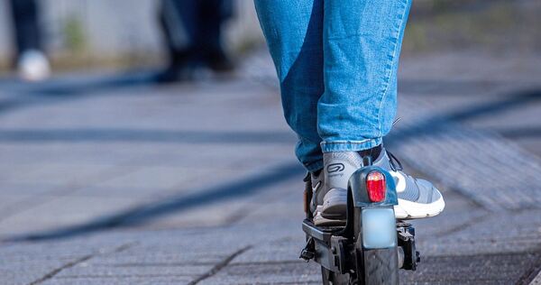 Ein 14-jähriger E-Scooter-Fahrer verletzt sich.