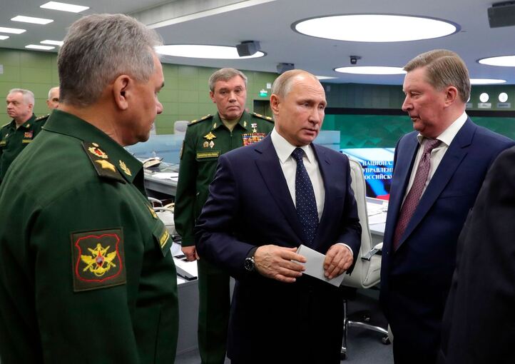 Sergej Iwanow (r.) und Wladimir Putin (m.)