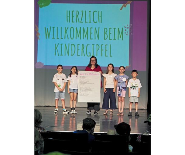 Beim Kindergipfel 2026 präsentiert Bürgermeisterin Renate Schmetz die Vorschläge der Mädchen und Jungen.