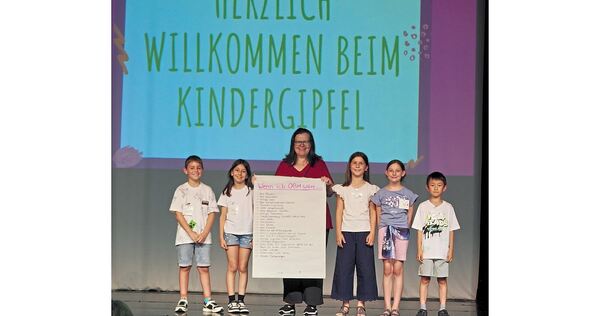 Beim Kindergipfel 2026 präsentiert Bürgermeisterin Renate Schmetz die Vorschläge der Mädchen und Jungen.