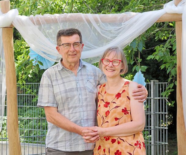 Monika Ladenburger und Werner Schmid sind seit Freitag ein Ehepaar. Im Garten lassen sie sich segnen.