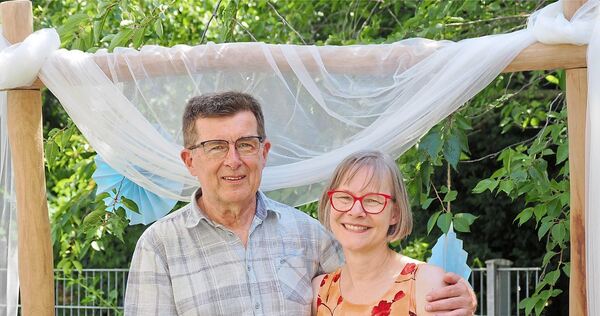 Monika Ladenburger und Werner Schmid sind seit Freitag ein Ehepaar. Im Garten lassen sie sich segnen.