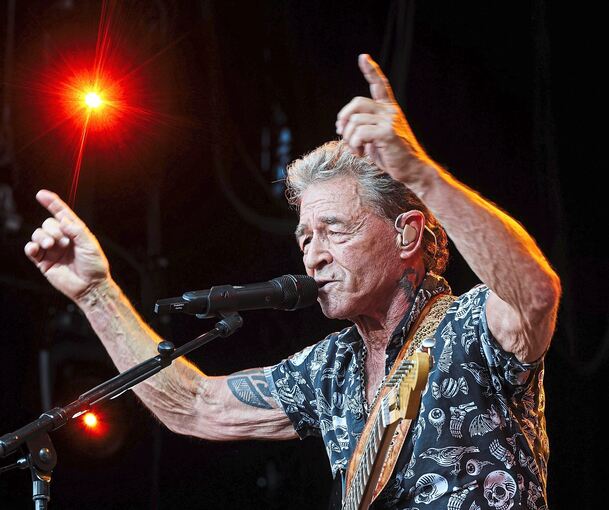 Und jetzt alle: Peter Maffay mobilisiert bei seinem Auftritt am Bietigheimer Viadukt das Publikum.
