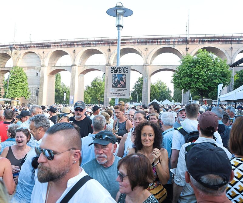 Auf dem Festplatz füllt es sich rasch. Auf dem Festplatz füllt es sich rasch.