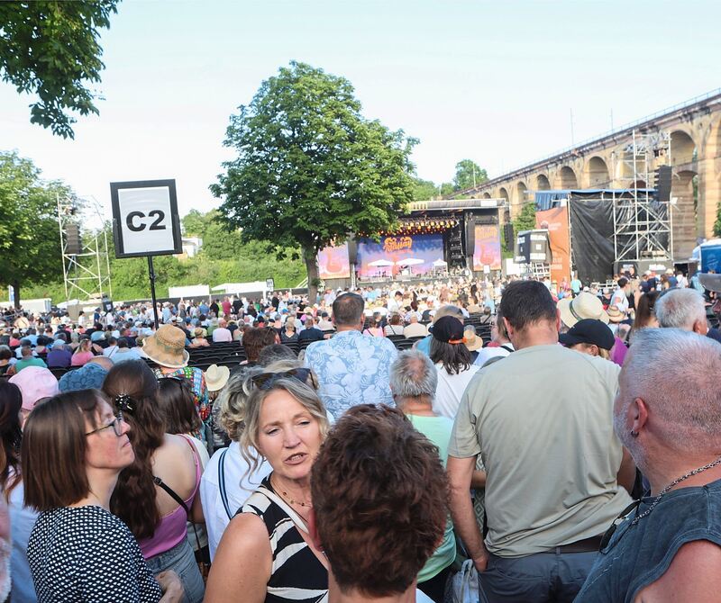 Kaum eine Wolke am Himmel – fast perfekte Bedingungen für ein Open-Air-Konzert. Kaum eine Wolke am Himmel – fast perfekte Bedingungen für ein Open-Air-Konzert.