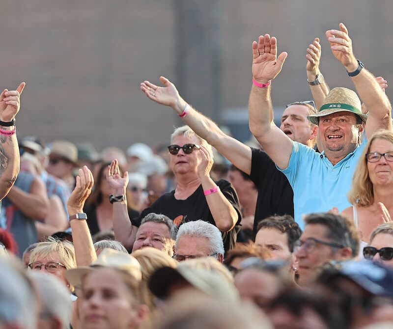 Die Stimmung ist ausgelassen unter den 11.000 Zuschauern. Die Stimmung ist ausgelassen unter den 11.000 Zuschauern.