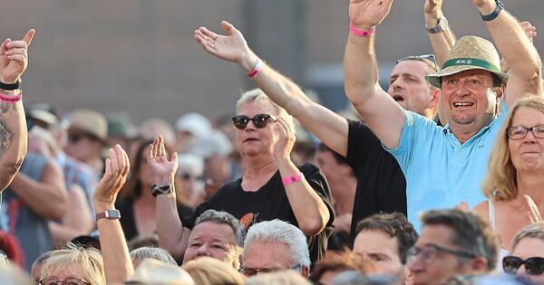 With ice spray and magic wipes: How fans celebrated Peter Maffay