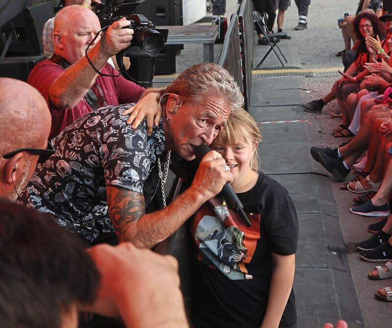 Peter Maffay geht bisweilen auch auf Tuchfühlung mit den Fans. Peter Maffay geht bisweilen auch auf Tuchfühlung mit den Fans.