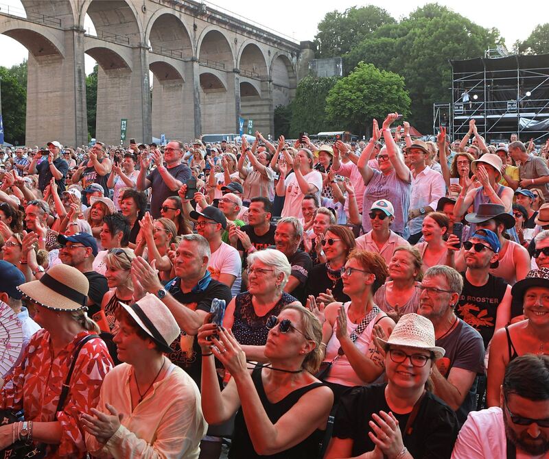 Eigentlich ist der Platz bestuhlt, aber viele Fans hält es nicht lange auf den Sitzen. Eigentlich ist der Platz bestuhlt, aber viele Fans hält es nicht lange auf den Sitzen.