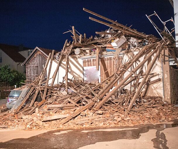 In Kirchheim stürzt am Samstagabend eine Scheune ein.