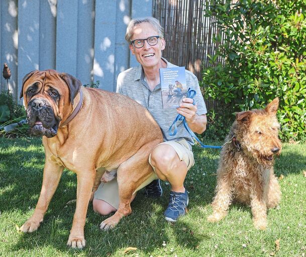 Wolfgang Schäberle, neben Bruno (links) und Nelly, weiß, worauf es bei der Beziehung zwischen Mensch und Hund ankommt.