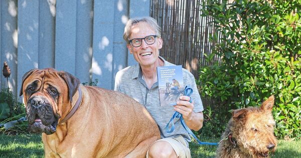Wolfgang Schäberle, neben Bruno (links) und Nelly, weiß, worauf es bei der Beziehung zwischen Mensch und Hund ankommt.