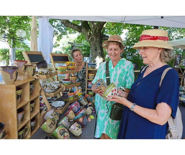 Hut und Sonnencreme waren beim Kunsthandwerkermarkt auf der Schillerhöhe Pflicht.