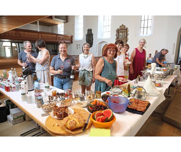 Das Buffet ist gut bestückt - in der kühlen Stadtkirche.