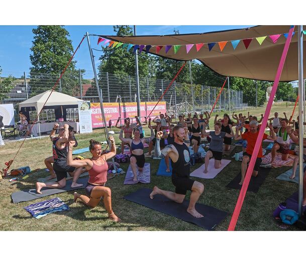 Organisatorin Chiara Bethke (links) nahm an der Eröffnungssession beim Zensation-Festival teil.