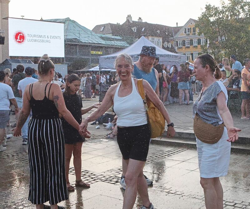 Eine Abkühlung genießen diese Festbesucher.
