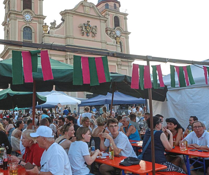 Je später der Abend, desto mehr Besucherinnen und Besucher treffen sich auf dem Marktplatzfest.