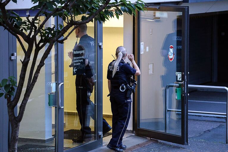 Unbekannte Frau nimmt Neugeborenes aus Krankenhaus mit