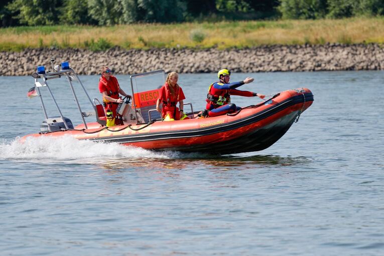 Feuerwehr und DLRG üben gemeinsam am Rhein
