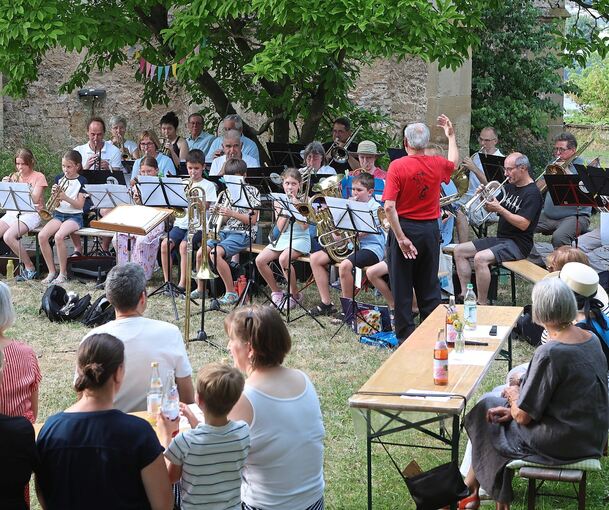 Der Kirchgarten bietet eine schöne Kulisse für die Sommerserenade.