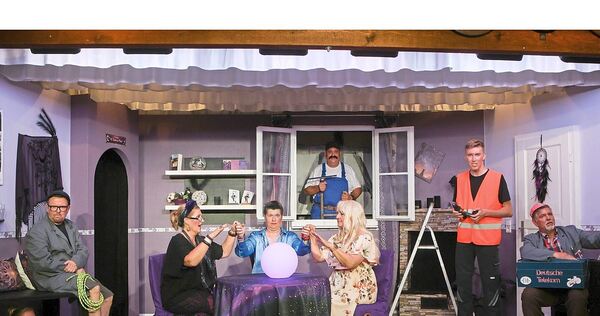 Ein Kuddelmuddel, wie es im Buche steht, präsentiert die Schmalzhafenbühne noch bis 11. Juli in der Gronauer Kelter.