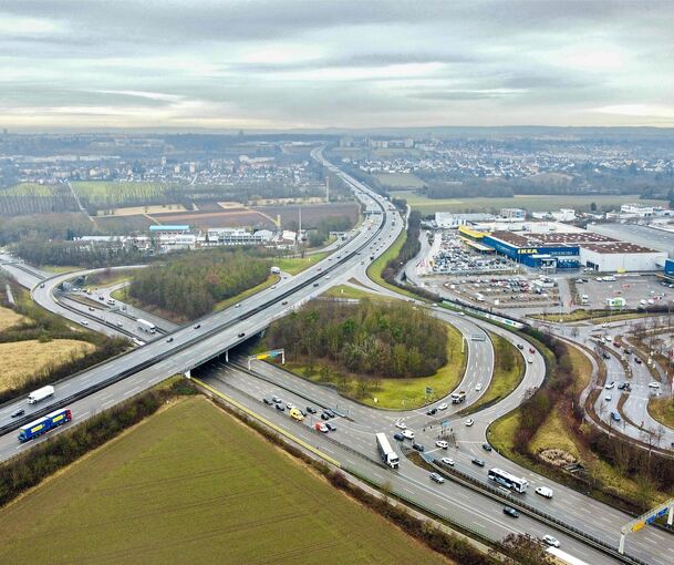 Der Autokorso fährt von Pleidelsheim über Ludwigsburg-Nord in Richtung Stuttgart.