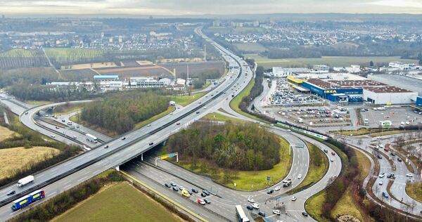 Der Autokorso fährt von Pleidelsheim über Ludwigsburg-Nord in Richtung Stuttgart.