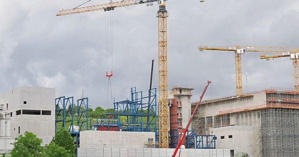 Die Baustelle für die Klärschlammverbrennung Anfang Juni: Ob sich die Einspeisung von Abwärme in ein Wärmenetz lohnt, soll geprüft werden.
