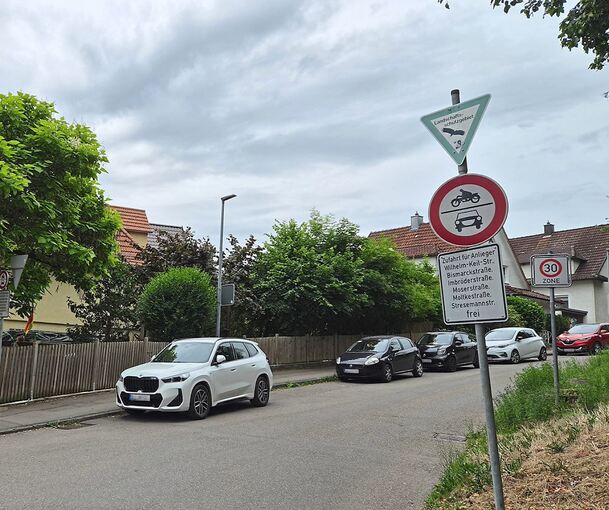 Das Schild „Anlieger frei“, das am Beginn der Wilhelm-Keil-Straße (hier im Bild) sowie am Beginn der Bismarckstraße steht, kennzeichnet die Straßen als Anliegerstraßen.