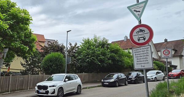 Das Schild „Anlieger frei“, das am Beginn der Wilhelm-Keil-Straße (hier im Bild) sowie am Beginn der Bismarckstraße steht, kennzeichnet die Straßen als Anliegerstraßen.
