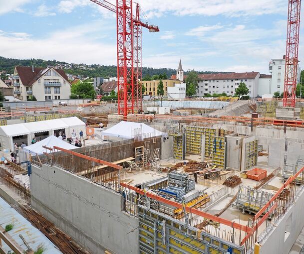 Die alten Wohnblocks werden abgerissen, der Bau- und Wohnungsverein Stuttgart baut dafür an der Hofwiesenstraße 124 neue Wohnungen.